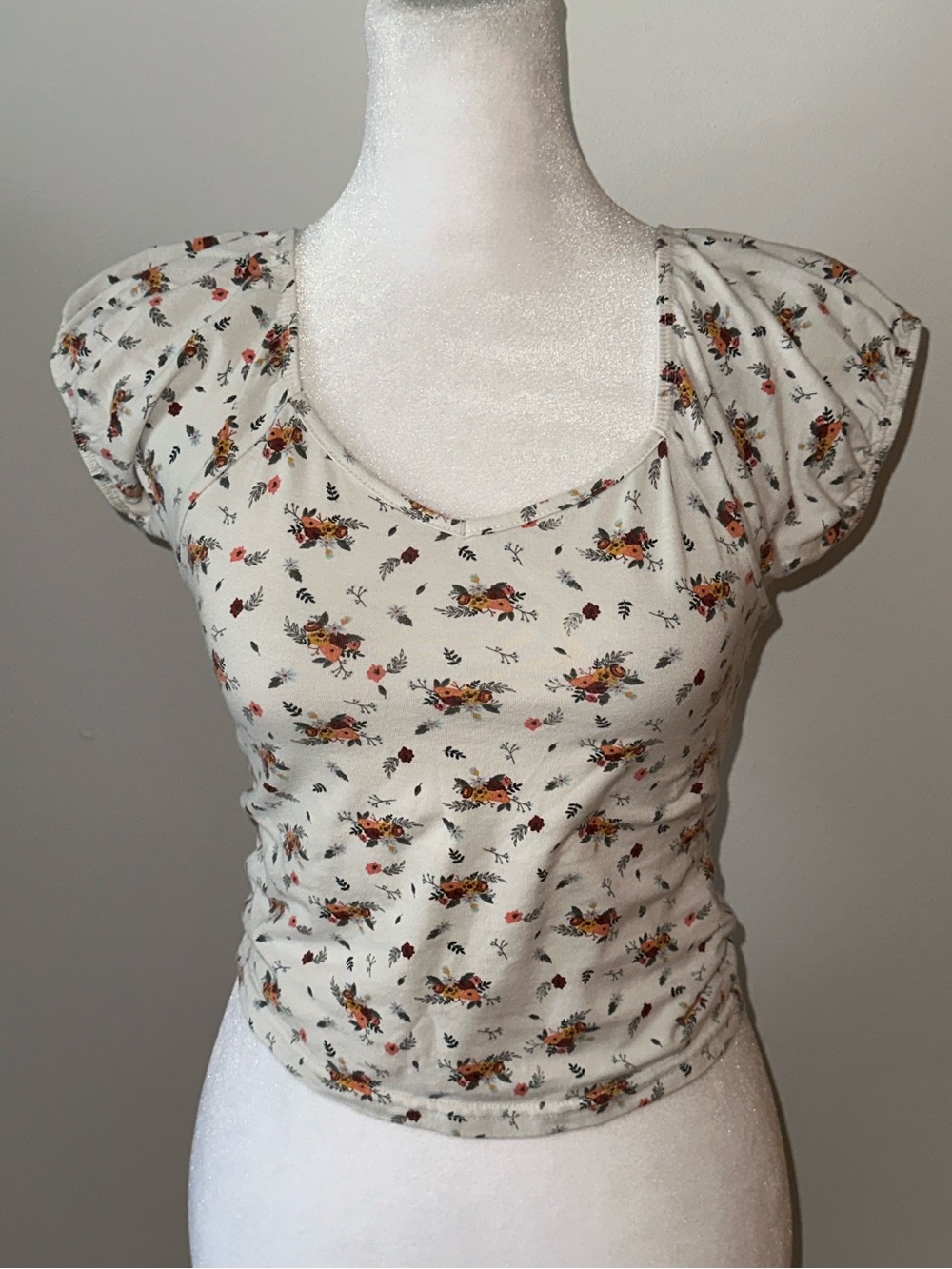 Floral Sleeve Detail Stylish Essential White Top- Cuidado Con El Perro Women’s